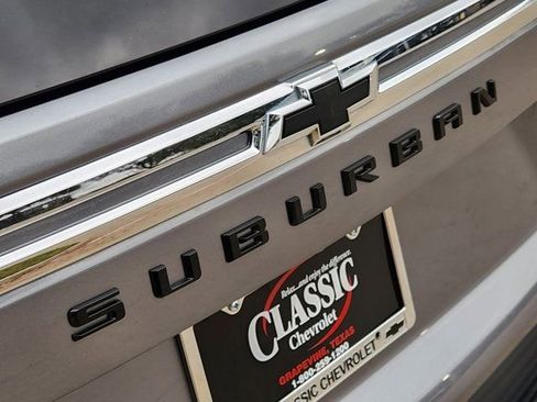 Used 2021 Chevrolet Suburban LT image 9