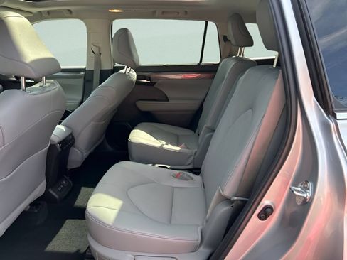 Used 2025 Toyota Highlander Platinum AWD/4WD image 18
