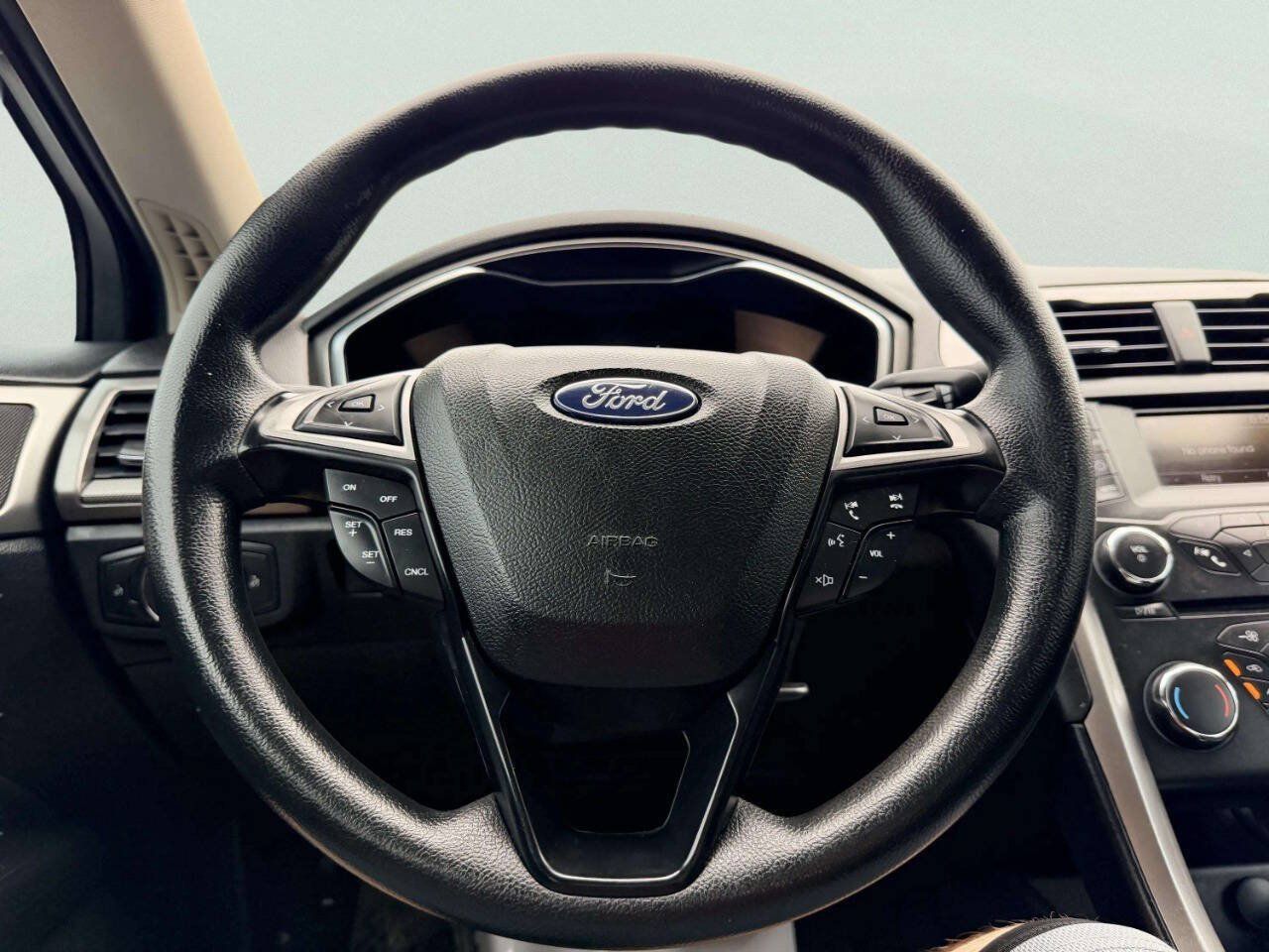 Used 2018 Ford Fusion SE FWD image 28