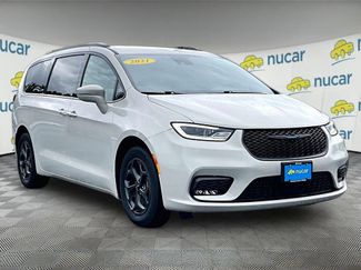 Used 2021 Chrysler Pacifica Touring w/ S Appearance Package FWD video 1