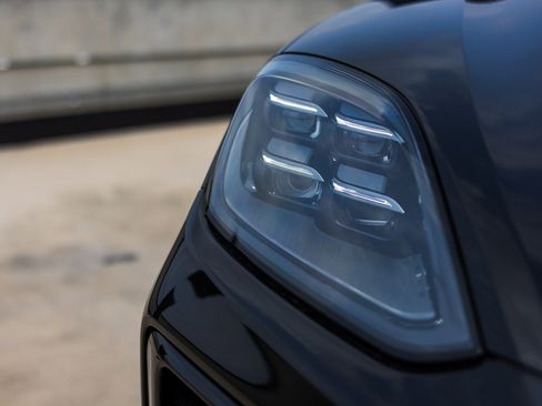 Certified 2025 Porsche Cayenne Coupe image 12