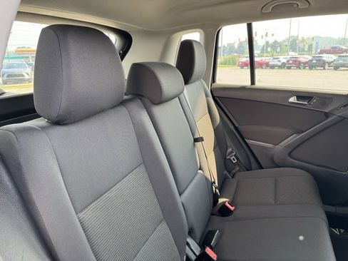 Used 2017 Volkswagen Tiguan S image 34