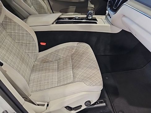 Used 2022 Volvo XC60 B5 Momentum image 13