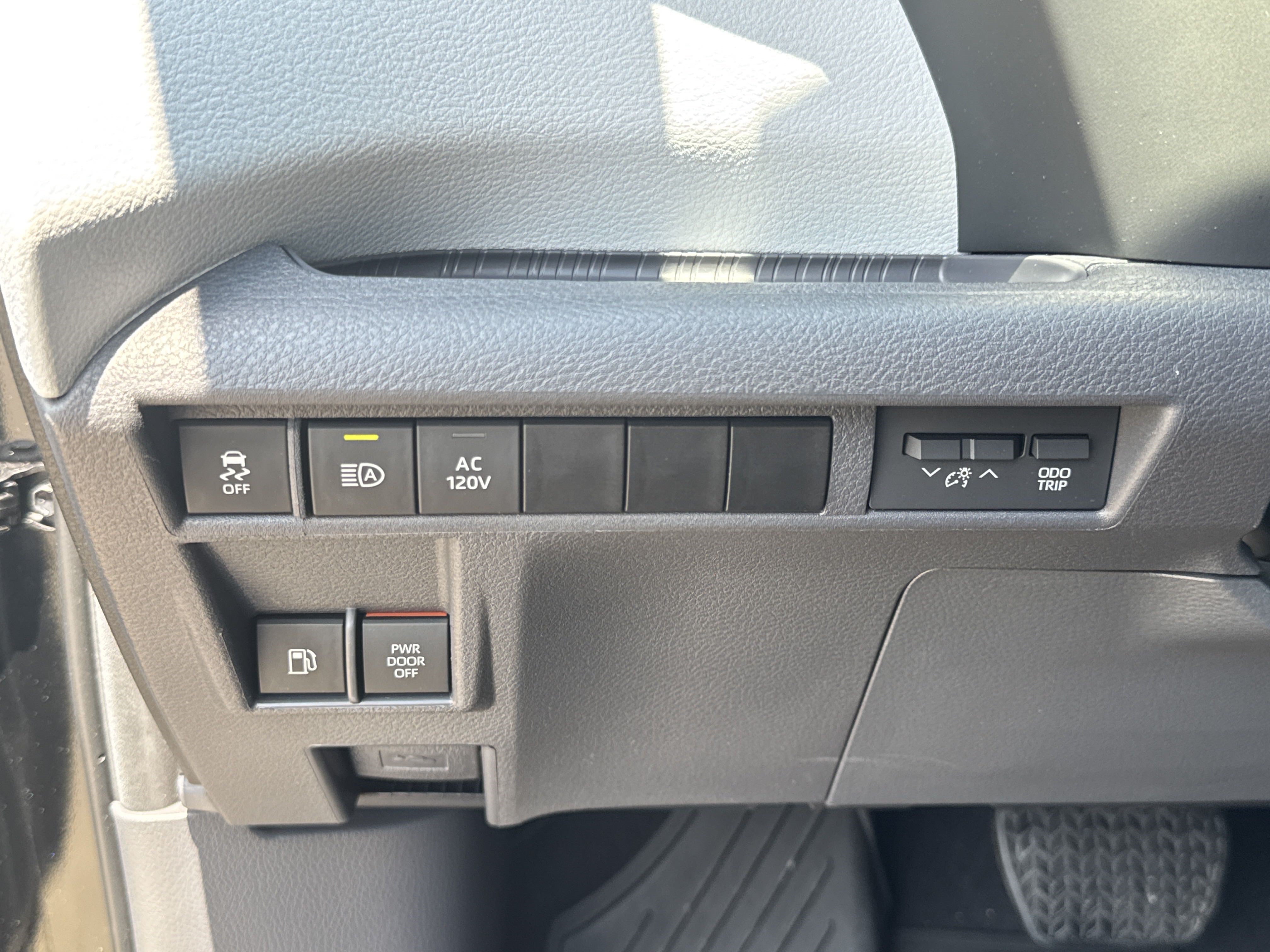 Used 2024 Toyota Sienna XSE w/ XSE Plus Package FWD image 35