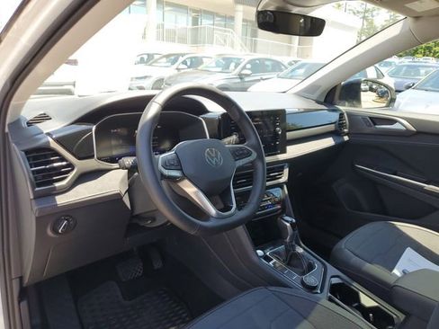 Certified 2025 Volkswagen Taos SE AWD/4WD image 18