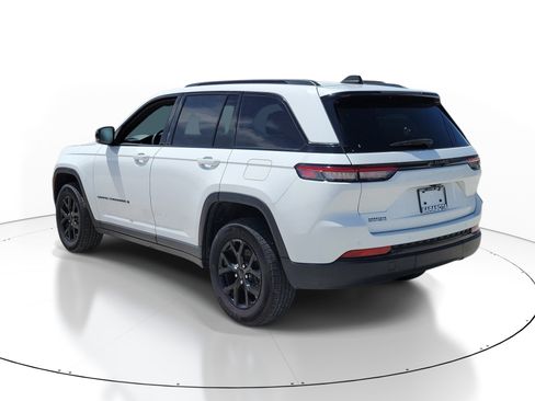 Used 2024 Jeep Grand Cherokee Altitude RWD image 4