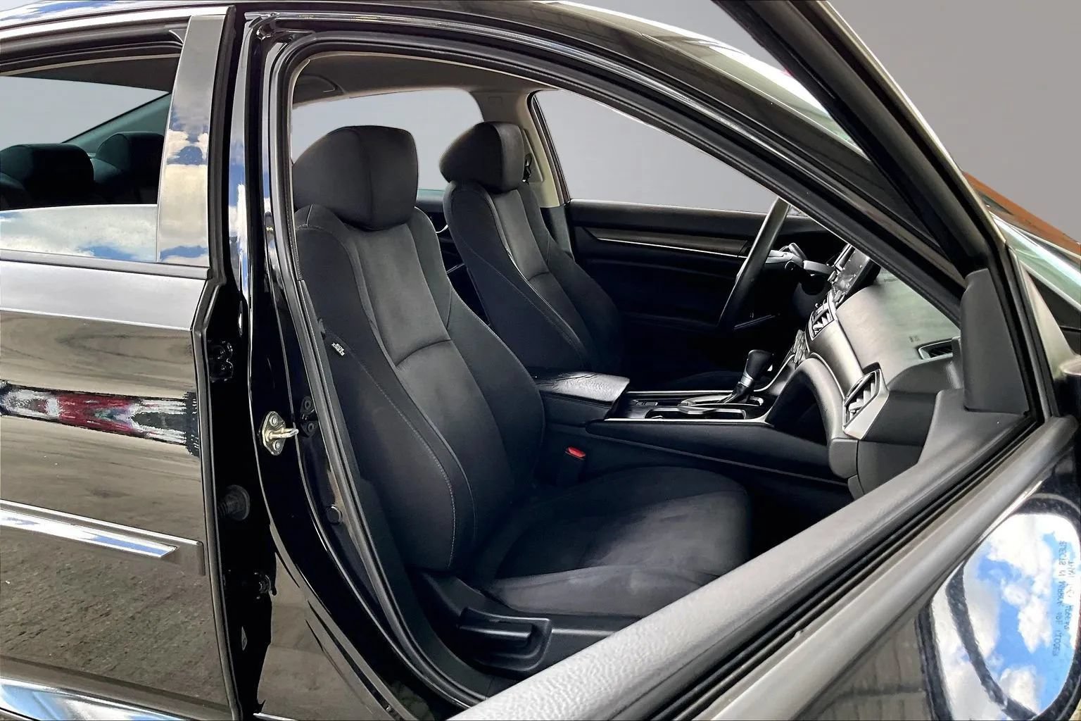 Used 2018 Honda Accord LX image 25