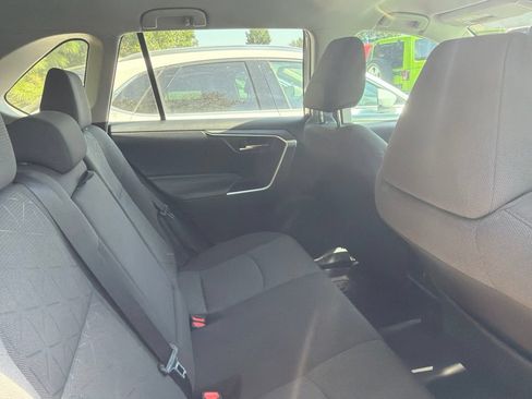 Used 2021 Toyota RAV4 XLE FWD image 4