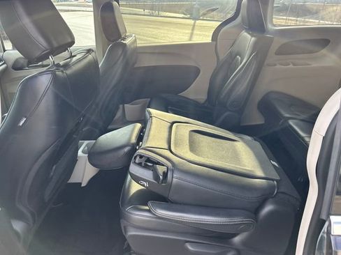 Used 2022 Chrysler Pacifica Touring-L image 41