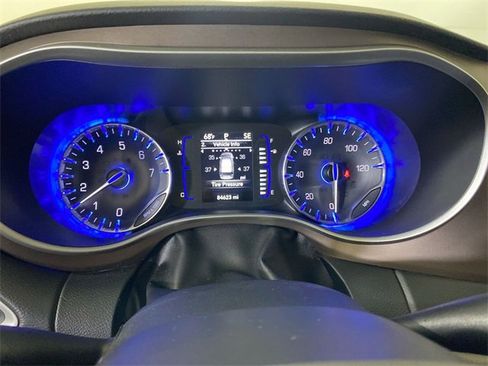 Used 2019 Chrysler Pacifica Touring-L image 38