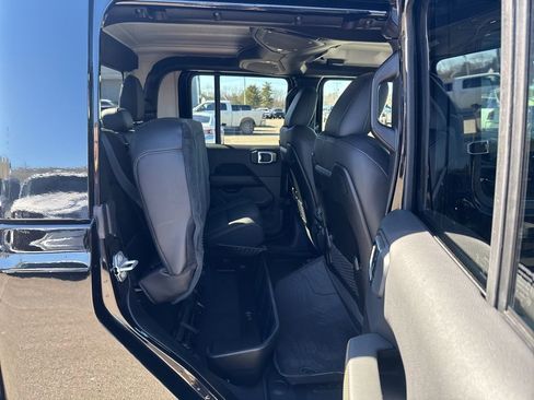 Certified 2025 Jeep Gladiator Sport image 25