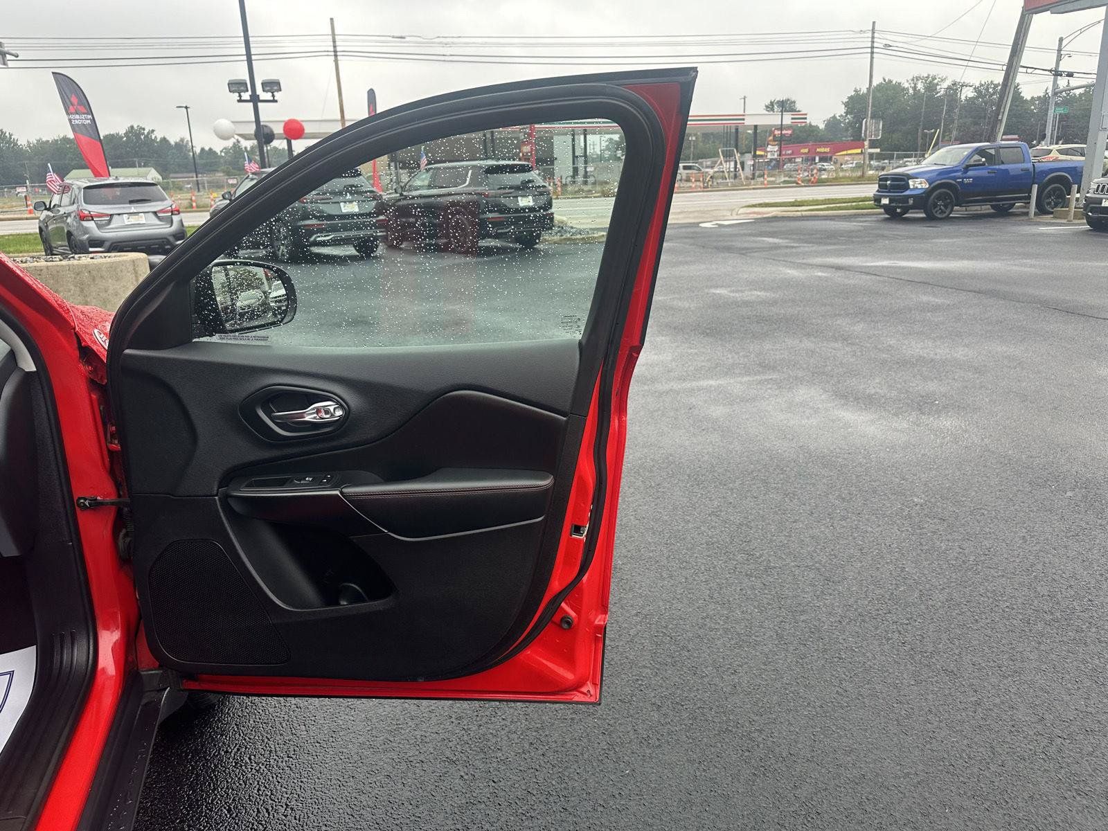 Used 2019 Jeep Cherokee Trailhawk AWD/4WD image 20