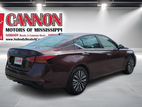 Used 2024 Nissan Altima 2.5 SV FWD image 5