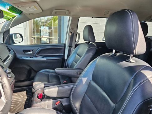 Used 2017 Toyota Sienna SE image 18
