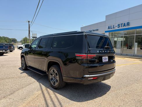 Used 2024 Jeep Wagoneer L Series II w/ Flexible Seating Group RWD image 8