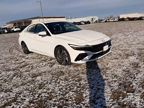 Used 2025 Hyundai Elantra SEL image 3