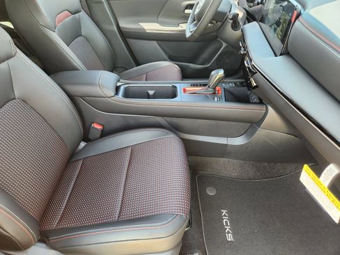 Used 2025 Nissan Kicks SR FWD image 13