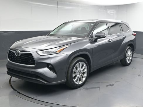 Used 2023 Toyota Highlander L image 4