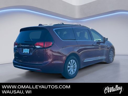 Used 2017 Chrysler Pacifica Touring-L image 5
