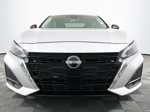Used 2024 Nissan Altima 2.5 SV image 3