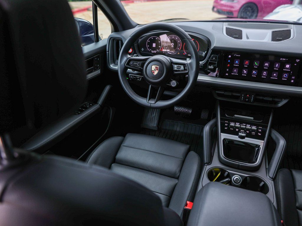 Certified 2025 Porsche Cayenne AWD/4WD image 32