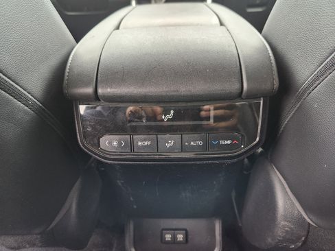 Used 2020 Toyota Highlander XLE AWD/4WD image 24