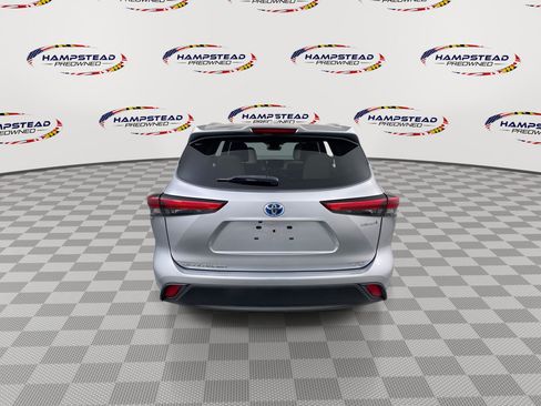 Used 2023 Toyota Highlander XLE AWD/4WD image 7