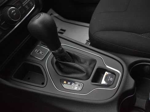 Used 2019 Jeep Cherokee Latitude w/ Cold Weather Group image 29