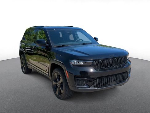 Used 2023 Jeep Grand Cherokee Altitude AWD/4WD image 2