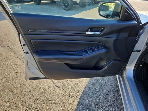 Used 2024 Nissan Altima 2.5 SV FWD image 19