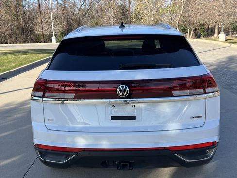 Certified 2025 Volkswagen Atlas Cross Sport SE w/ Panoramic Sunroof Package image 9