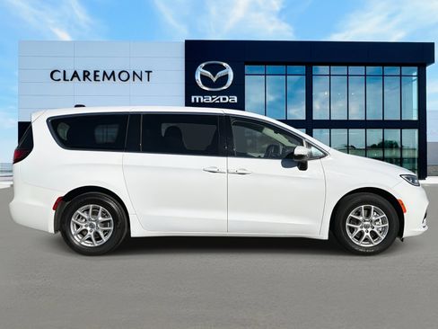 Used 2023 Chrysler Pacifica Touring-L image 4