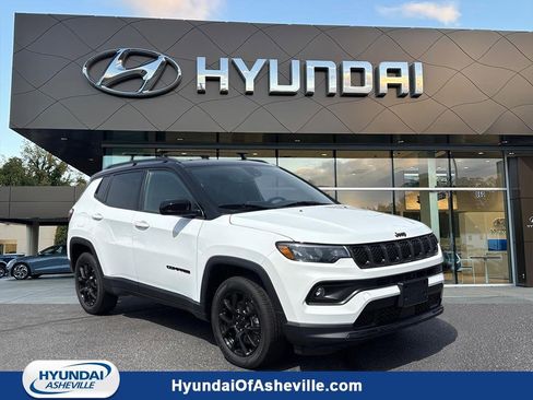 Used 2023 Jeep Compass Latitude AWD/4WD image 1