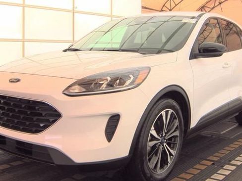Used 2022 Ford Escape SE w/ SE Sport Appearance Package FWD image 2