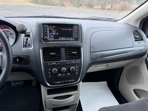 Used 2018 Dodge Grand Caravan SE image 13