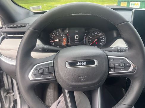 Used 2025 Jeep Compass Limited image 33