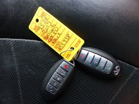 Used 2017 INFINITI QX80 Base AWD 4dr SUV w/ Deluxe Technology Package image 74