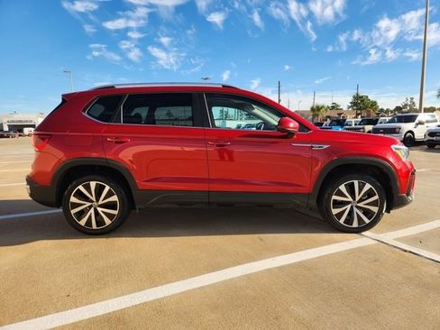 Used 2022 Volkswagen Taos SE image 4