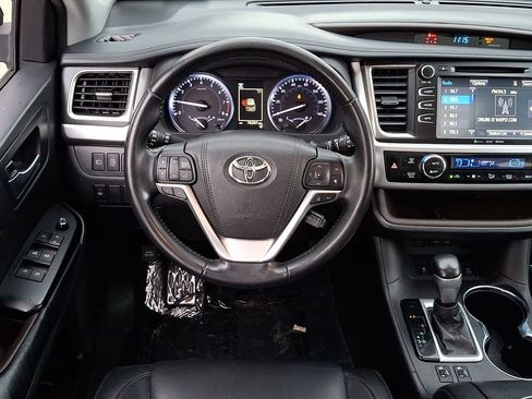 Used 2018 Toyota Highlander XLE AWD/4WD image 12