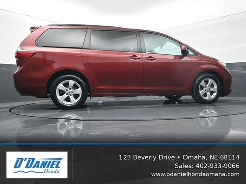 Used 2017 Toyota Sienna LE FWD image 13