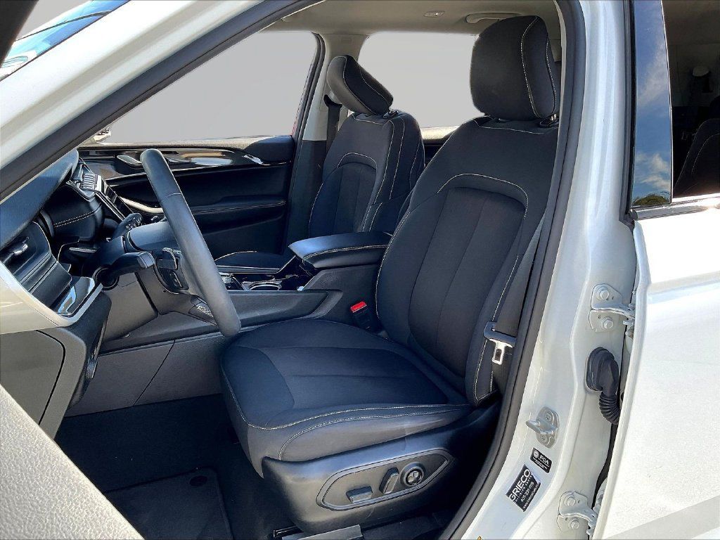 Used 2023 Jeep Grand Cherokee L Laredo AWD/4WD image 22