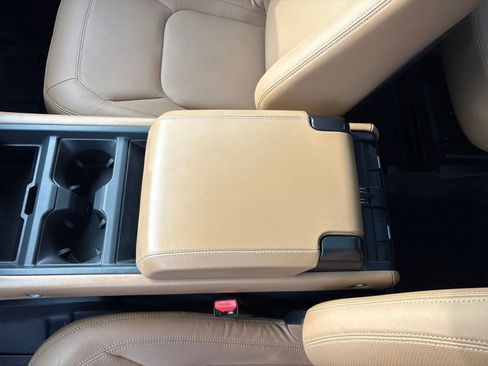 Used 2025 Land Rover Defender 130 X-Dynamic SE image 26