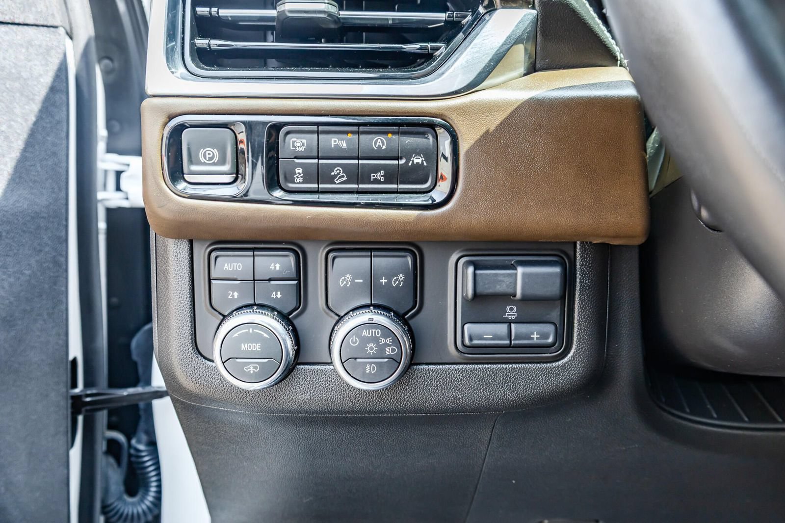 Used 2025 GMC Yukon Denali Ultimate AWD/4WD image 22