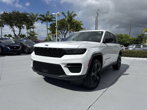 Used 2022 Jeep Grand Cherokee Altitude AWD/4WD image 31