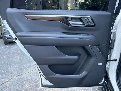 Used 2025 Chevrolet Tahoe High Country RWD image 22