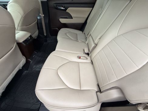 Used 2021 Toyota Highlander XLE FWD image 25