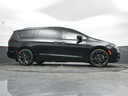 New 2026 Chrysler Pacifica Select image 40