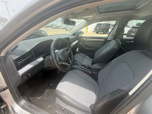 Used 2025 Volkswagen Jetta SE FWD image 10