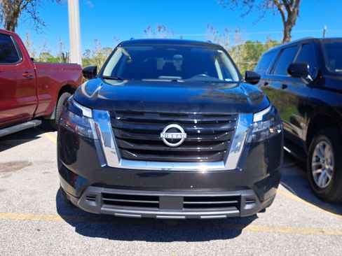 Used 2024 Nissan Pathfinder SV image 2