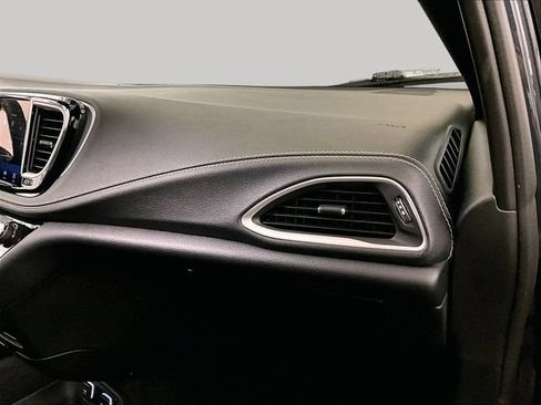 Used 2021 Chrysler Pacifica Touring FWD image 15
